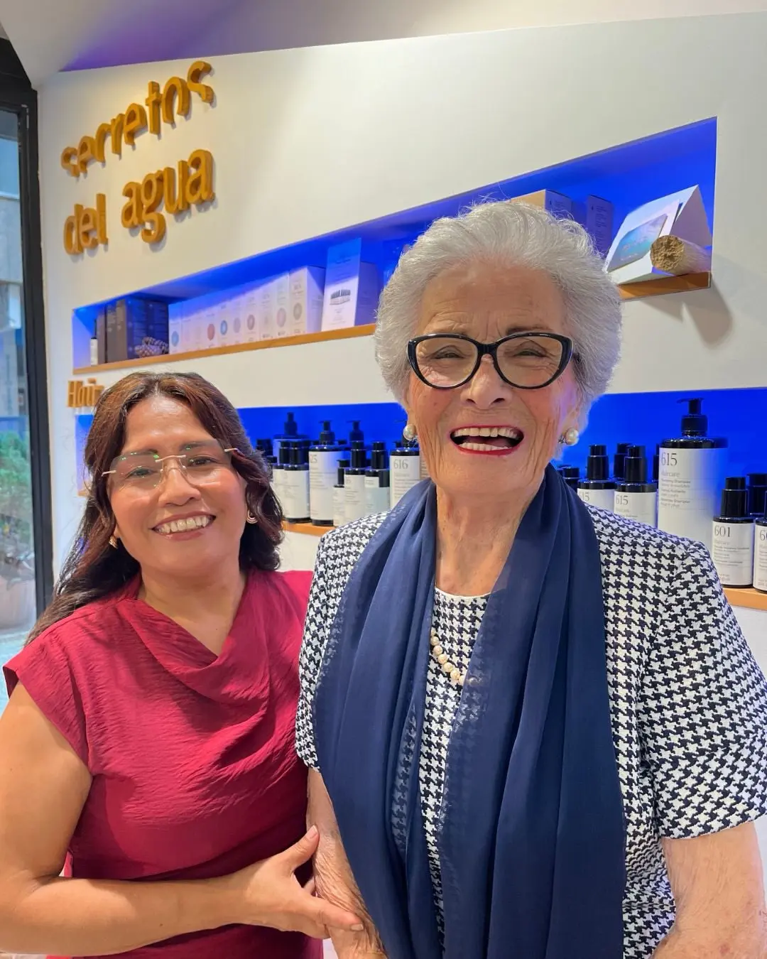 Interior del salón boutique Aqüa Estilistas en Laredo
